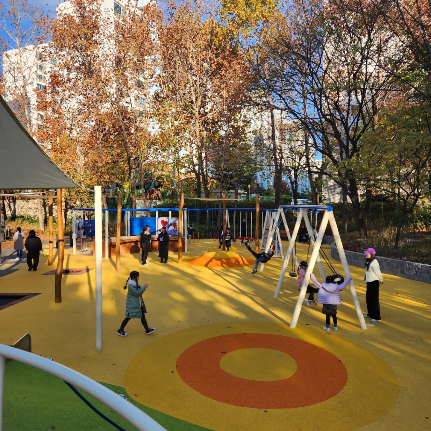 모두 함께 뛰어놀 수 있는 놀이터 👋